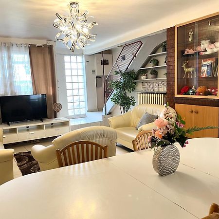 La Maison Est Situee En Face De La Gare ボンディ エクステリア 写真