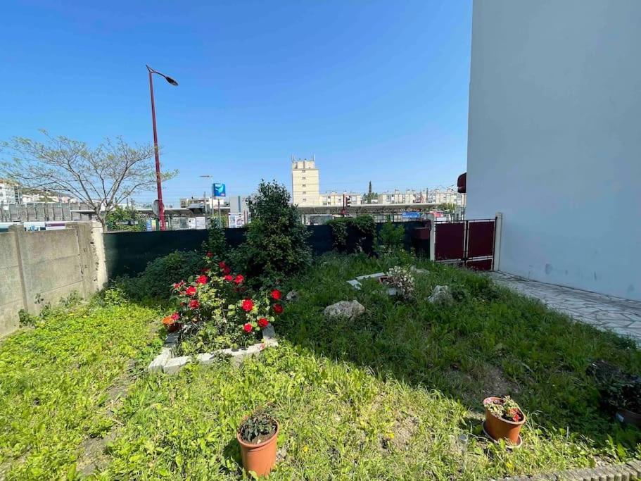 La Maison Est Situee En Face De La Gare ボンディ エクステリア 写真
