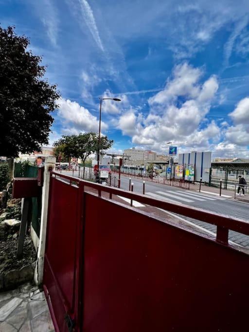 La Maison Est Situee En Face De La Gare ボンディ エクステリア 写真