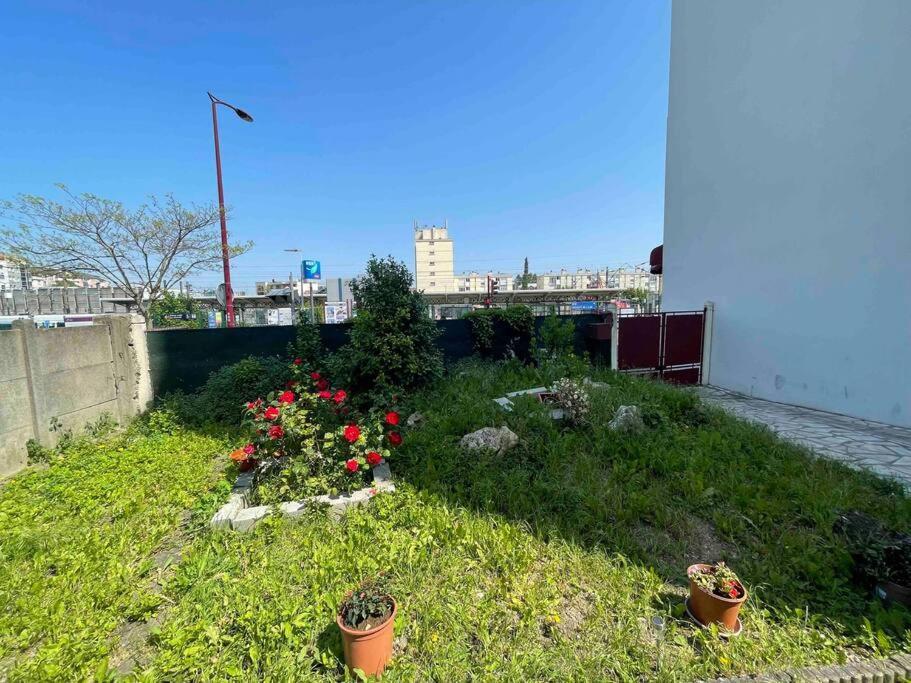 La Maison Est Situee En Face De La Gare ボンディ エクステリア 写真