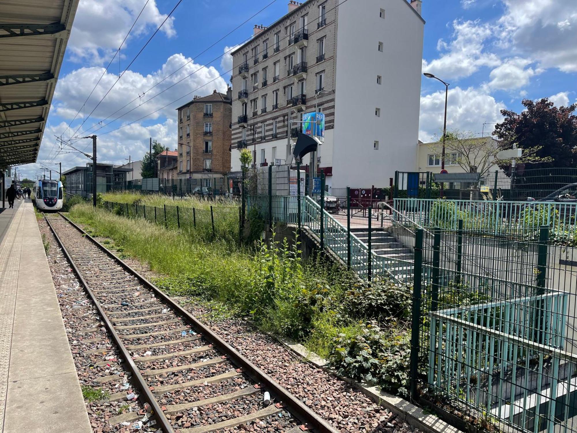 La Maison Est Situee En Face De La Gare ボンディ エクステリア 写真