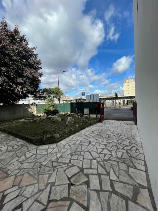 La Maison Est Situee En Face De La Gare ボンディ エクステリア 写真