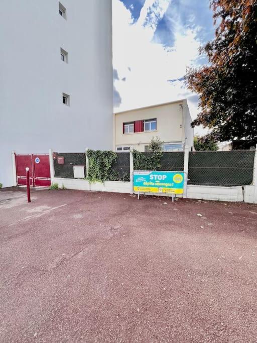 La Maison Est Situee En Face De La Gare ボンディ エクステリア 写真