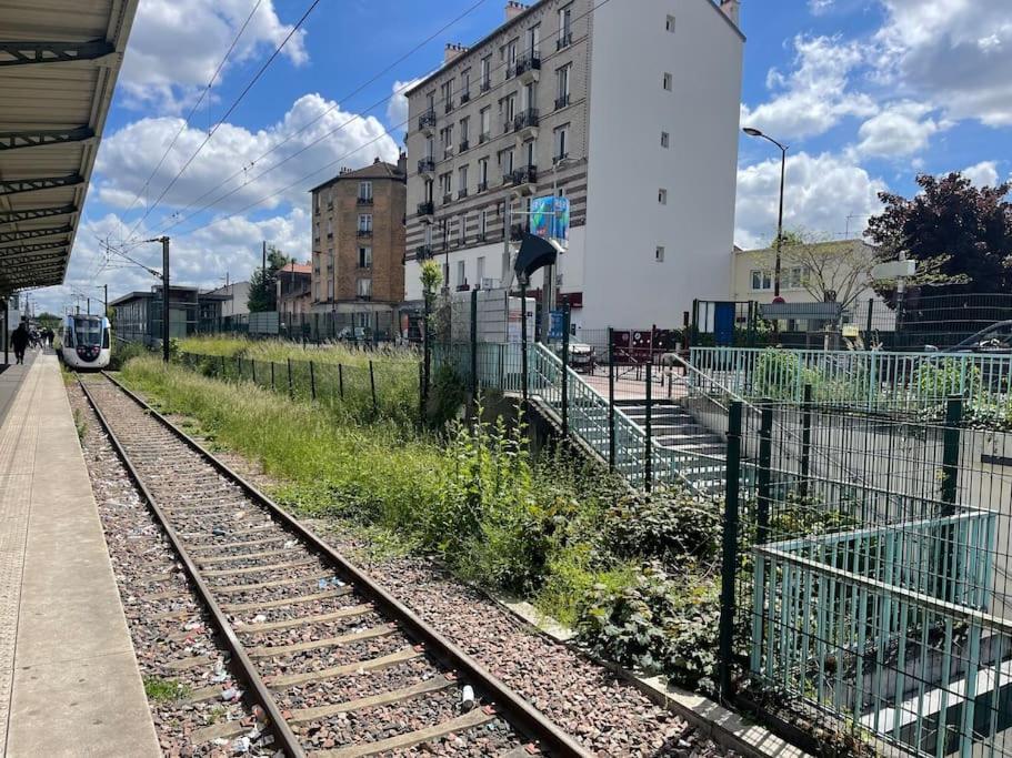 La Maison Est Situee En Face De La Gare ボンディ エクステリア 写真