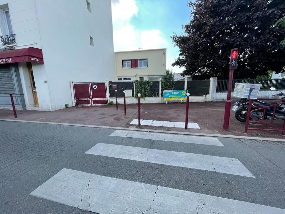 La Maison Est Situee En Face De La Gare ボンディ エクステリア 写真