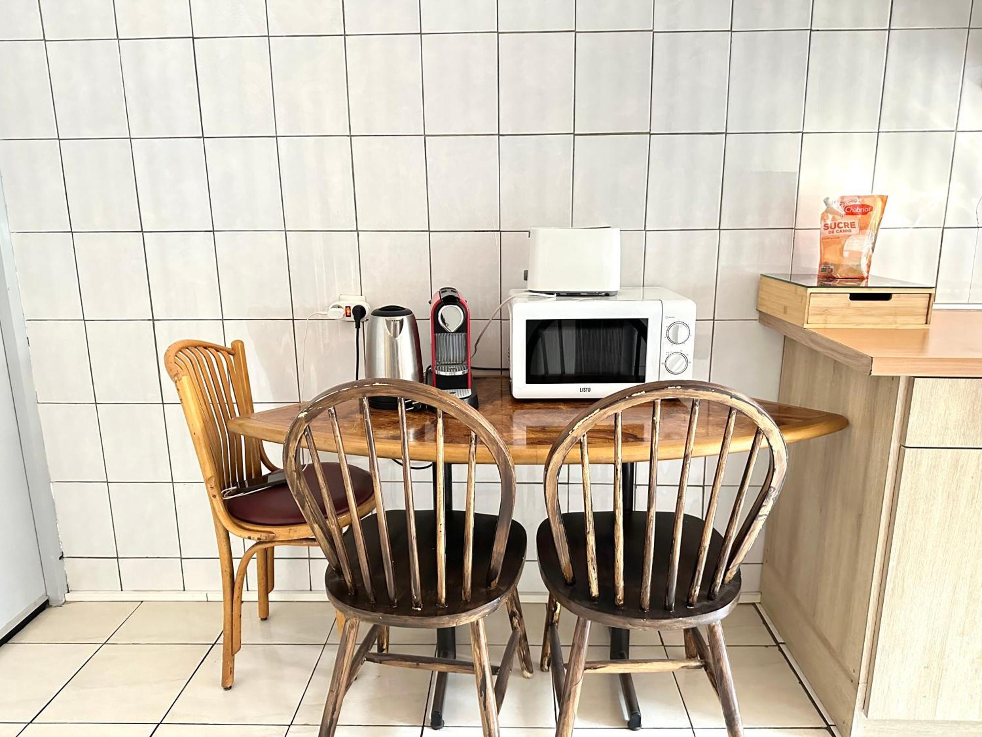 La Maison Est Situee En Face De La Gare ボンディ エクステリア 写真