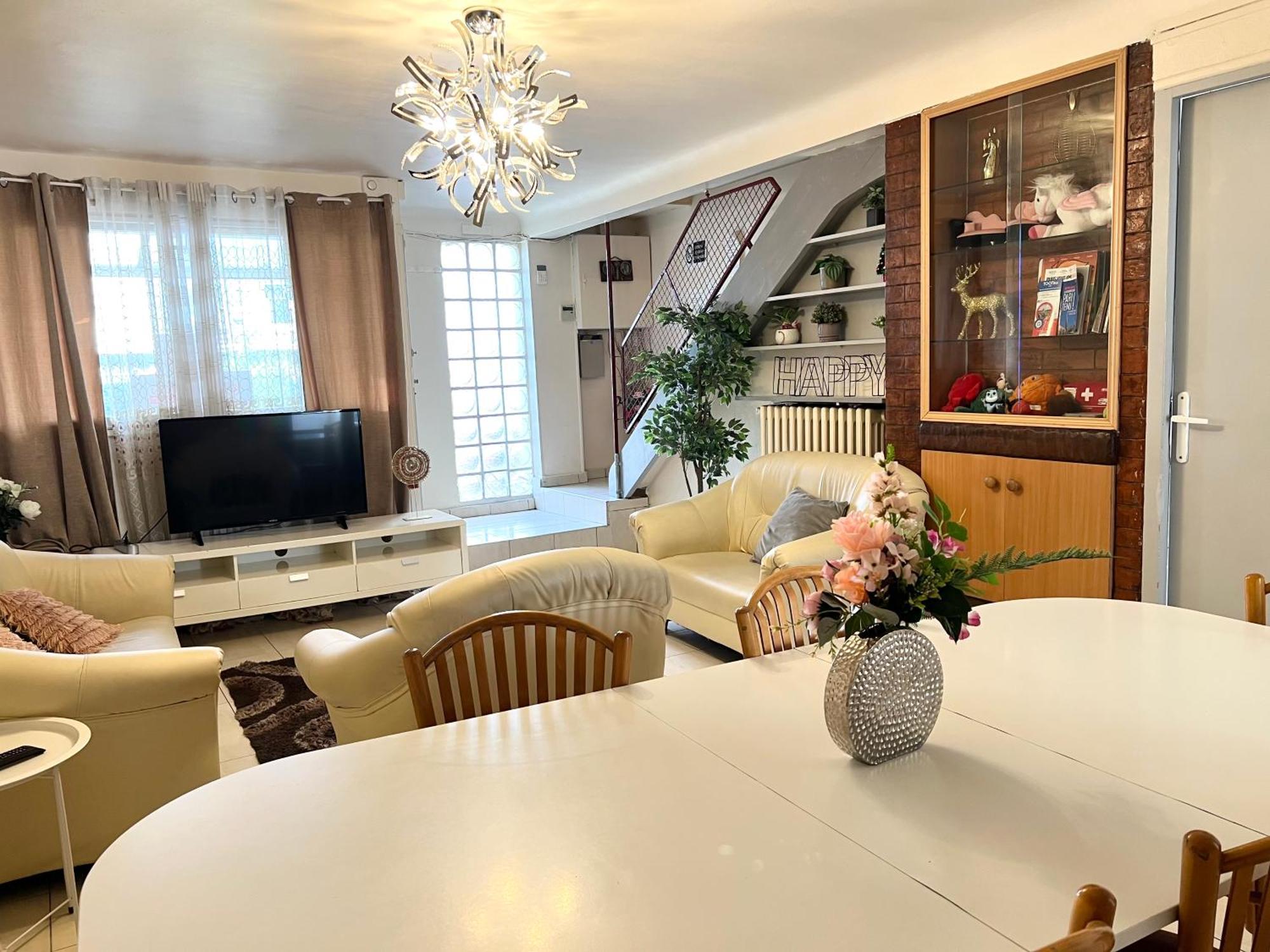 La Maison Est Situee En Face De La Gare ボンディ エクステリア 写真