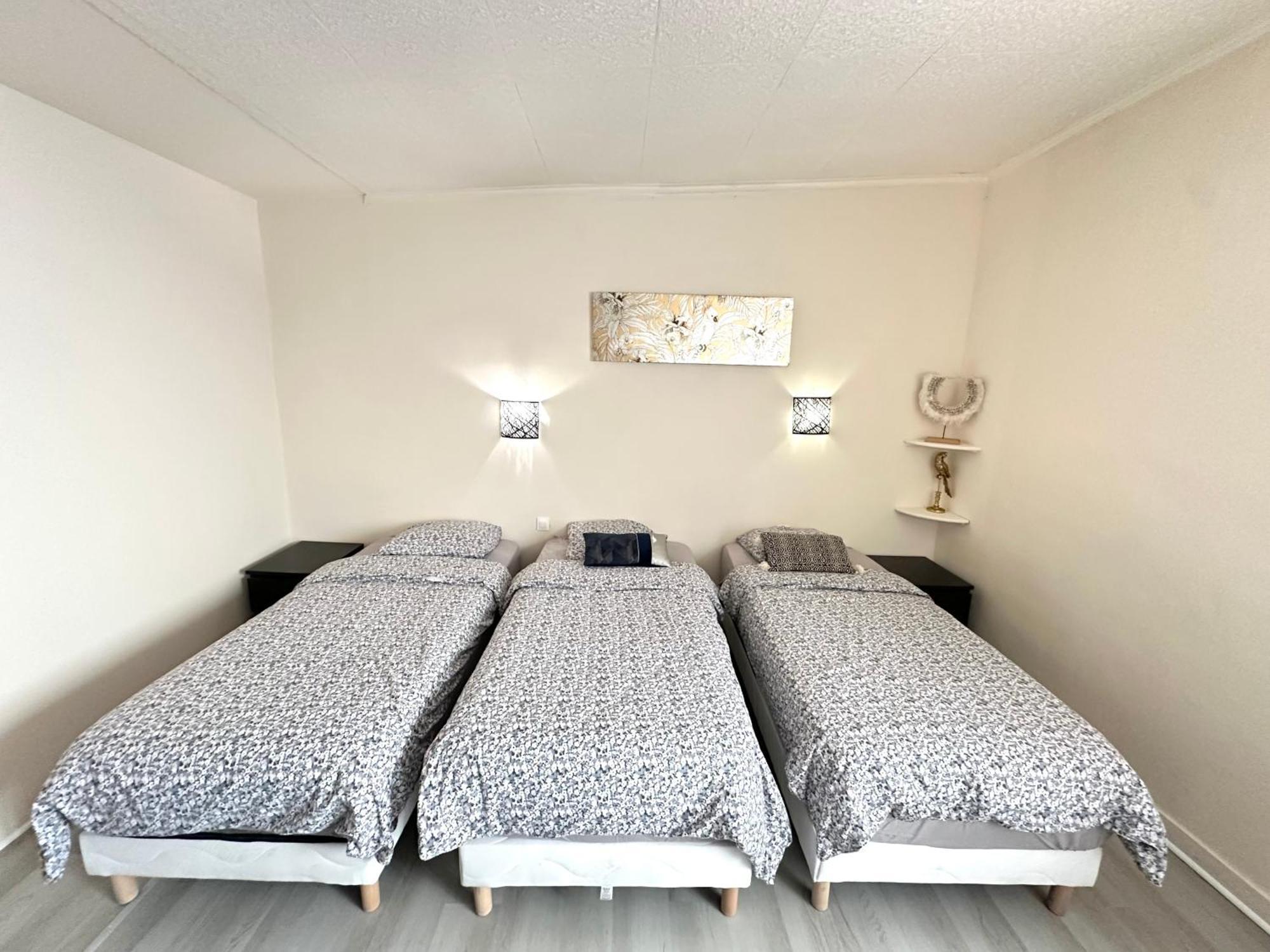 La Maison Est Situee En Face De La Gare ボンディ エクステリア 写真
